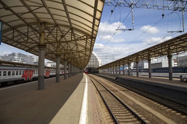 Comboio em Kiyevskaya estação ferroviária (Kiyevsky terminal ferroviário, Kievskiy vokzal) -- é uma das nove principais estações ferroviárias de Moscou, Rússia — Fotografia de Stock