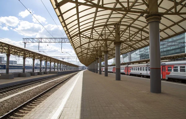 Comboio em Kiyevskaya estação ferroviária (Kiyevsky terminal ferroviário, Kievskiy vokzal) -- é uma das nove principais estações ferroviárias de Moscou, Rússia — Fotografia de Stock