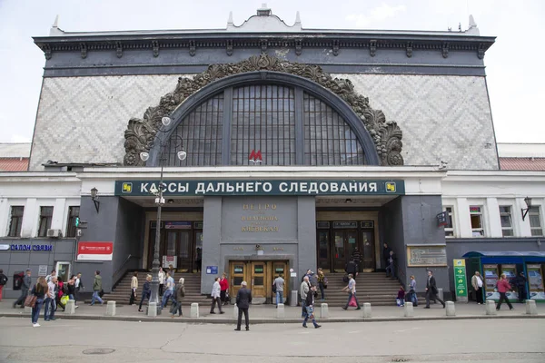 Kiyevskaya station passagiers in de buurt van de ingang naar het metro in de buurt van de Kiyevskaya railway. Moskou, Rusland — Stockfoto