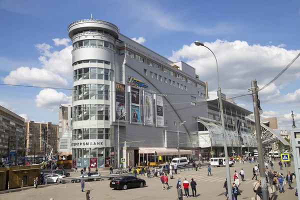 Kievsky Bahnhofsvorplatz und das Einkaufs- und Unterhaltungszentrum europäisch. Moskau, Russland — Stockfoto