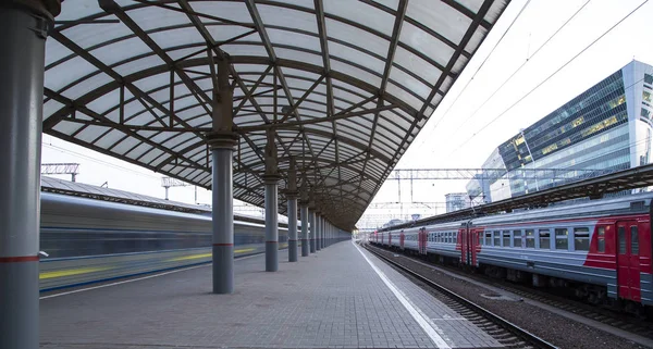 Train sur la gare de Kievskaïa (terminal ferroviaire Kievsky, Kievskiy vokzal) est l'une des neuf principales gares de Moscou, Russie — Photo