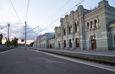  Rizhsky tren istasyonu (Rizhsky vokzal, Riga station) Rusya'nın Moskova kentinde dokuz ana tren istasyonları biridir. 1901 yılında inşa edilmiş 