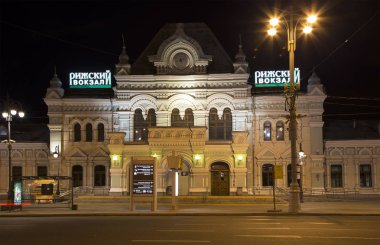  Rizhsky tren istasyonu (Rizhsky vokzal, Riga station) Rusya'nın Moskova kentinde dokuz ana tren istasyonları biridir. 1901 yılında inşa edilmiş 