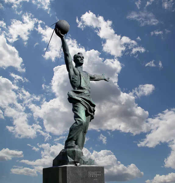 Kompozyt rzeźbiarskie "Pierwszym satelitą" w Moskwie. Na cokole pomnika uderzył napis: "dla twórców pierwszego satelity Ziemi. 1957" w języku rosyjskim — Zdjęcie stockowe