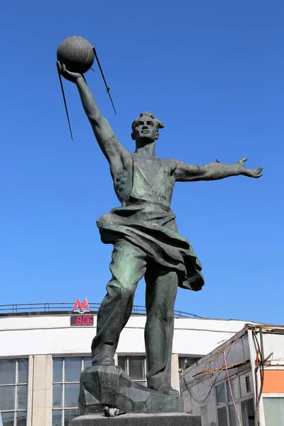 Composto escultural "O primeiro satélite" em Moscou, Rússia. No pedestal do monumento a inscrição foi golpeada: "Aos criadores do primeiro satélite da Terra. 1957 "na língua russa — Fotografia de Stock