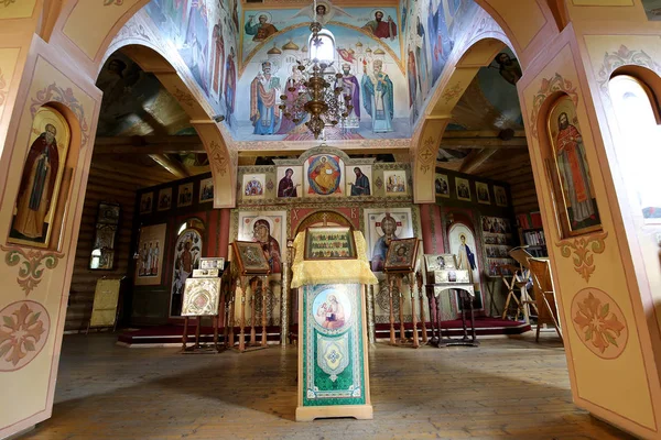 Interior Iglesia ortodoxa de madera en Moscú, Rusia —  Fotos de Stock