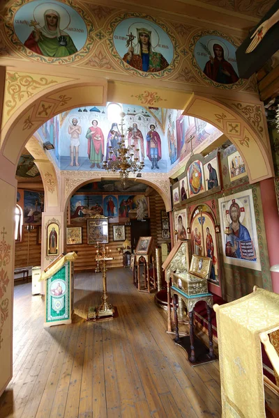 Interno Chiesa ortodossa in legno a Mosca, Russia — Foto Stock