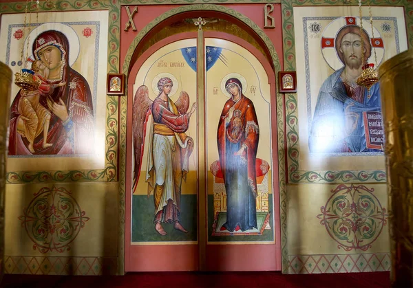 Interior Iglesia ortodoxa de madera en Moscú, Rusia —  Fotos de Stock