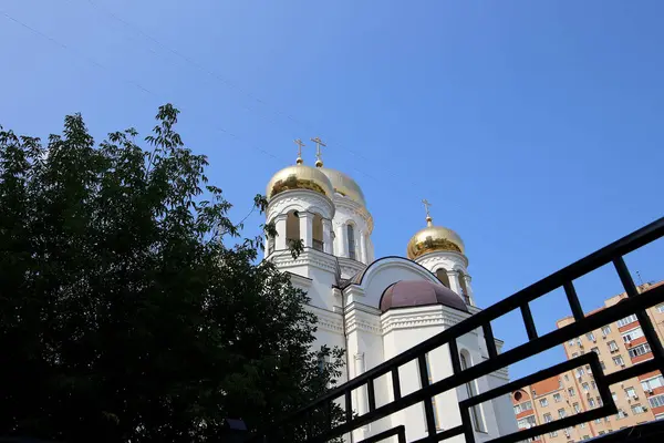 Современный православный храм в Москве — стоковое фото