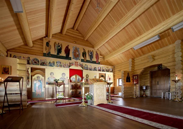 Interior Iglesia ortodoxa moderna de madera en Moscú, Rusia —  Fotos de Stock