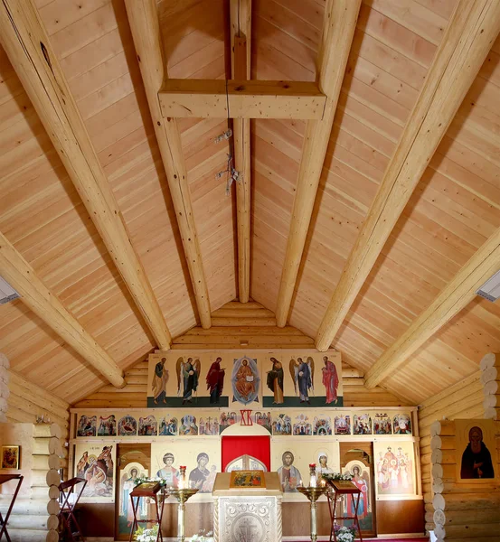 Interno Chiesa ortodossa moderna in legno a Mosca, Russia — Foto Stock