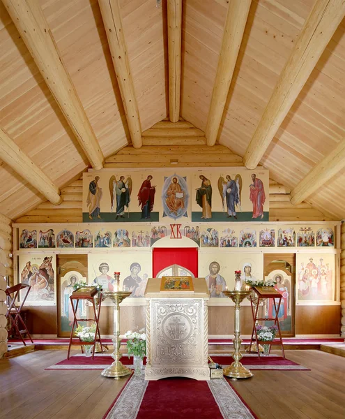Interior Igreja Ortodoxa de Madeira Moderna em Moscou, Rússia — Fotografia de Stock