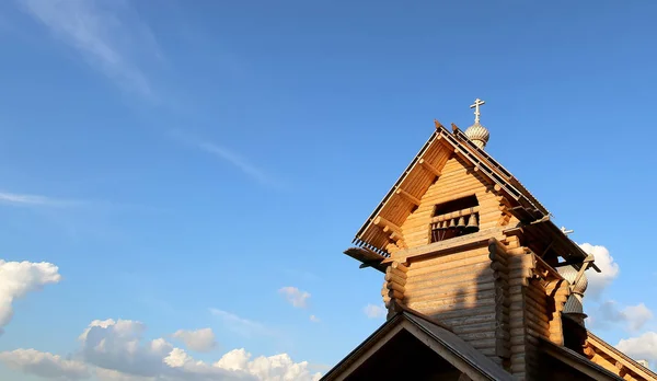 Église orthodoxe moderne en bois à Moscou, Russie — Photo