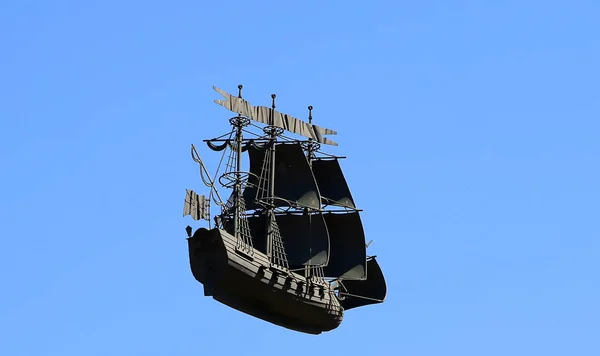 Caravel gökyüzüne karşı açık yelkenli (3d modeli) — Stok fotoğraf
