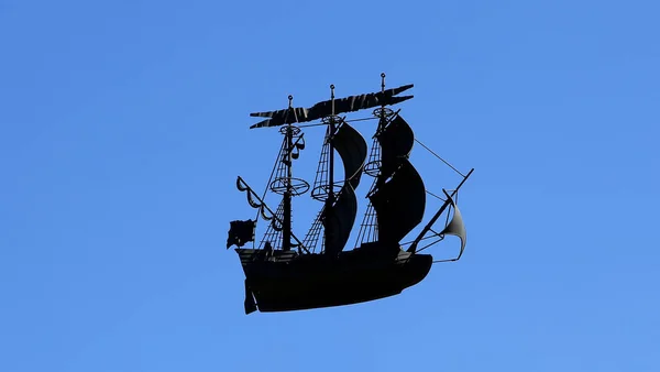 Caravela con velas abiertas contra el cielo (Modelo 3D ) — Foto de Stock