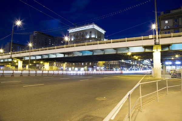 Traffico di auto nel centro di Mosca di notte (Prospekt Mira), Russia — Foto Stock