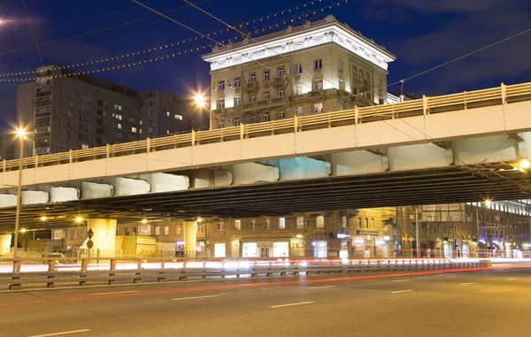 Trafiken av bilar i Moskva city center på natten (Prospekt Mira), Ryssland — Stockfoto