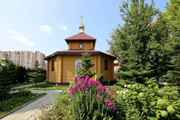 Современный деревянный православный храм в Москве — стоковое фото