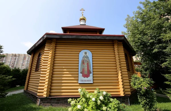 Moderní dřevěný pravoslavný kostel v Moskvě, Rusko — Stock fotografie