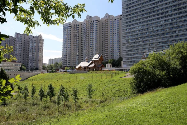 Moderne hölzerne orthodoxe Kirche in Moskau, Russland — Stockfoto