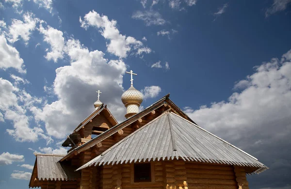 Iglesia ortodoxa moderna de madera en Moscú, Rusia — Foto de Stock