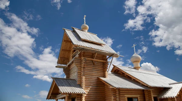 Μοντέρνα ξύλινα ορθόδοξη εκκλησία Μόσχα, Ρωσία — Φωτογραφία Αρχείου