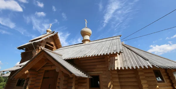 Μοντέρνα ξύλινα ορθόδοξη εκκλησία Μόσχα, Ρωσία — Φωτογραφία Αρχείου