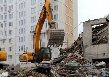 Yıkım ve eski bir ev. Moscow, Rusya Federasyonu  