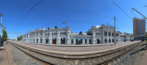 Panorama över Rizhsky järnvägsstationen (Rizhsky vokzal, Riga station) är en av de nio viktigaste järnvägsstationerna i Moskva. Det byggdes 1901 — Stockfoto