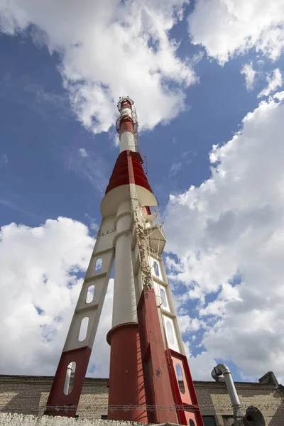 Tubería de una central eléctrica de carbón en llamas sobre un fondo de un cielo nublado, Moscú, Rusia — Foto de Stock