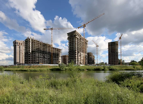 Vícepodlažní budovy ve stavebnictví, vysoké patrové budoucí dům pro mnoho rodin a nový život, Moskva, Rusko — Stock fotografie