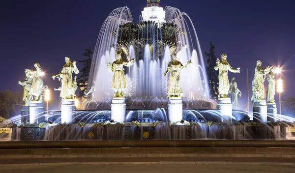 喷泉友谊的联合国 (1951年-54，该项目由建筑师 K.托普里泽和 G.康斯坦丁喷泉) — — Vdnkh (全俄展览中心)，莫斯科，俄罗斯 — 图库照片