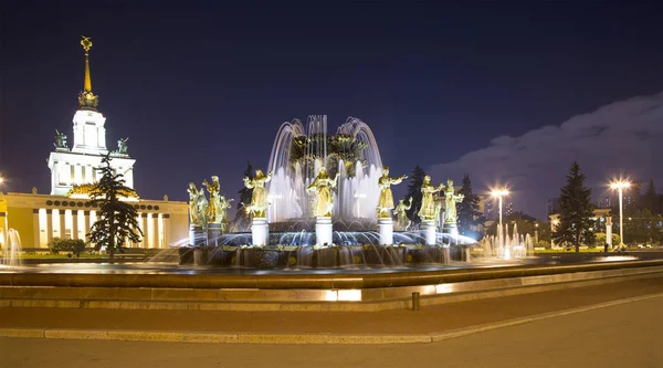 Fountain Friendship of Nations (1951-54, Il progetto della fontana degli architetti K. Topuridze e G. Konstantinovsky) -- VDNKH (All-Russia Exhibition Centre), Mosca, Russia — Foto Stock