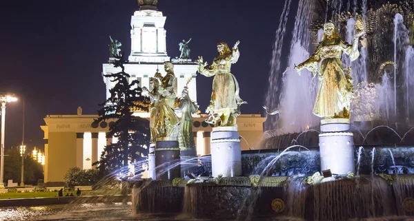 Fuente Amistad de las Naciones (1951-54, El proyecto de la fuente por los arquitectos K. Topuridze y G. Konstantinovsky) -- VDNKH (Centro de Exposiciones de toda Rusia), Moscú, Rusia —  Fotos de Stock