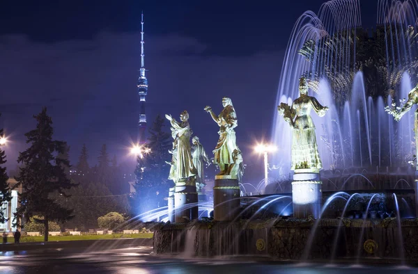 Fontaine Amitié des nations (1951-1954, Le projet de la fontaine par les architectes K. Topuridze et G. Konstantinovsky) -- VDNKH (Centre d'exposition de toute la Russie), Moscou, Russie — Photo