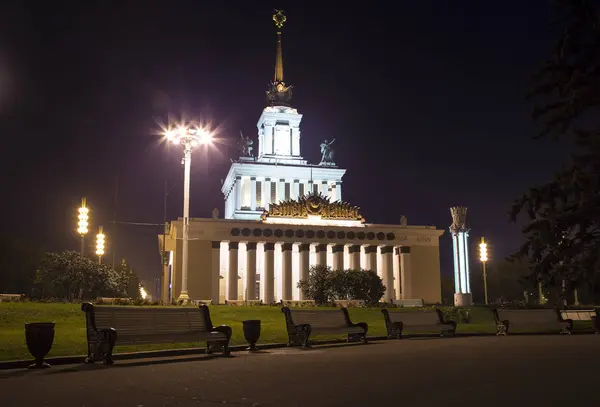 Punkty orientacyjne w: terytorium Vdnkh (Ogólnorosyjskiego centrum wystawowego, zwany także centrum wystawowe All-rosyjski) jest stałe ogólnego przeznaczenia targach w Moskwie, Rosja — Zdjęcie stockowe