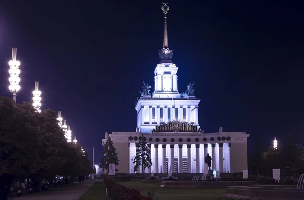 Vdnkh 領土 (全ロシア展示センター、全ロシア展示センターとも呼ばれます) のランドマークは、モスクワ、ロシアの永久的な汎用トレード ショー — ストック写真