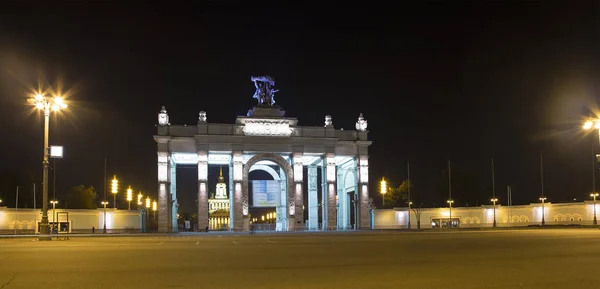 Bezienswaardigheden in het grondgebied van Vdnkh (All-Rusland Exhibition Centre, een afkorting voor All-Russisch Exhibition Center) is een permanente algemene beurs in Moskou, Rusland — Stockfoto