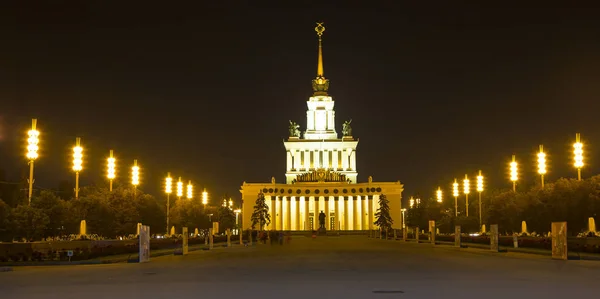 Marcos no território de VDNKh (All-Russia Exhibition Centre, também chamado de All-Russian Exhibition Center) é uma feira permanente de uso geral em Moscou, Rússia — Fotografia de Stock