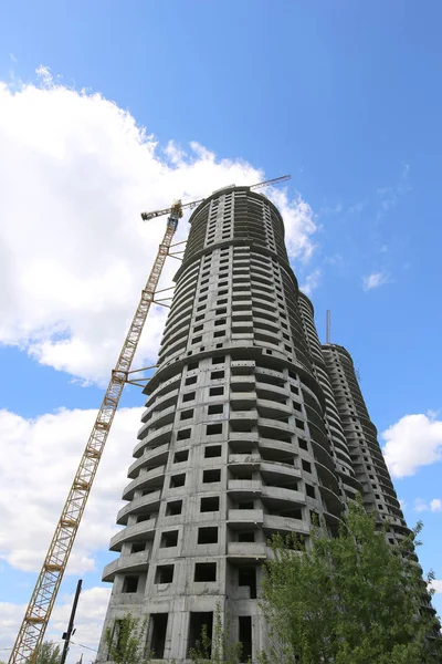 Edificio de varios pisos en construcción, alta casa futura de varios pisos para muchas familias y nueva vida — Foto de Stock