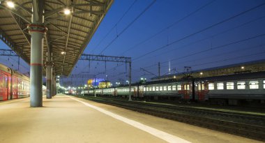 Moskova yolcu platformu (Savelovsky tren istasyonu) trende dokuz ana tren istasyonları, Moskova, Rusya (geceleri biridir) 