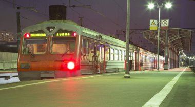 Moskova yolcu platformu (Savelovsky tren istasyonu) trende dokuz ana tren istasyonları, Moskova, Rusya (geceleri biridir) 