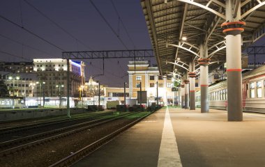 Moskova yolcu platformu (Savelovsky tren istasyonu) trende dokuz ana tren istasyonları, Moskova, Rusya (geceleri biridir) 