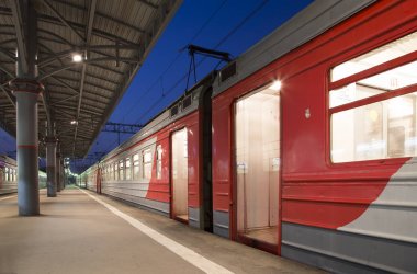 Moskova yolcu platformu (Savelovsky tren istasyonu) trende dokuz ana tren istasyonları, Moskova, Rusya (geceleri biridir) 