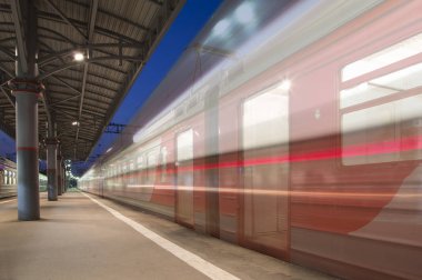 Moskova yolcu platformu (Savelovsky tren istasyonu) trende dokuz ana tren istasyonları, Moskova, Rusya (geceleri biridir) 