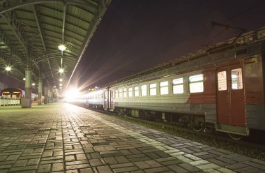 Moskova yolcu platformu (Savelovsky tren istasyonu) trende dokuz ana tren istasyonları, Moskova, Rusya (geceleri biridir) 