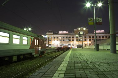 Moskova yolcu platformu (Savelovsky tren istasyonu) trende dokuz ana tren istasyonları, Moskova, Rusya (geceleri biridir) 