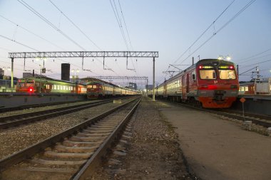 Moskova yolcu platformu (Savelovsky tren istasyonu) trende dokuz ana tren istasyonları, Moskova, Rusya (geceleri biridir) 