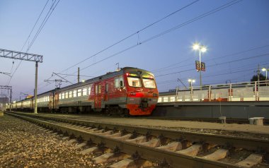 Moskova yolcu platformu (Savelovsky tren istasyonu) trende dokuz ana tren istasyonları, Moskova, Rusya (geceleri biridir) 