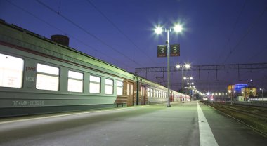 Moskova yolcu platformu (Savelovsky tren istasyonu) trende dokuz ana tren istasyonları, Moskova, Rusya (geceleri biridir) 